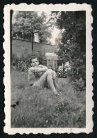 cca 1950 Devecseri Gábor (1914-1971) József Attila-díjas költő, műfordító fotója, 5,5×4 cm