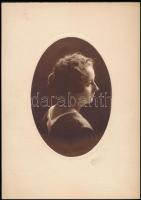 cca 1920-1925 Hölgy műtermi portréja, kartonra kasírozott fotó Goszleth és Fia műterméből, hidegpecséttel jelzett, 29×21 cm