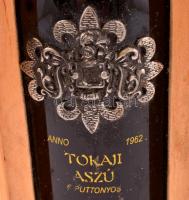 1962 6 puttonyos Tokaji Aszú. Különleges bor, fém címkével, fa dobozban 0,5L