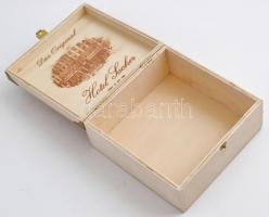 Sacher Hotel süteményes fa doboz 15x15 cm