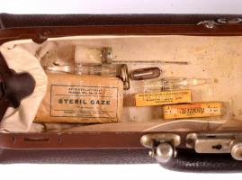 Régi orvosi táska, benne szerek és receptek, h: 47 cm