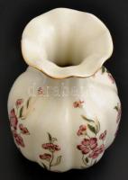 Zsolnay virág mintás váza, kézzel festett, jelzett, hibátlan, m: 15 cm