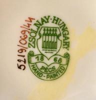 Zsolnay virág mintás váza, kézzel festett, jelzett, hibátlan, m: 15 cm