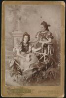 cca 1900 Népviseletes hölgyek, keményhátú fotó Baker Alajos selmecbányai műterméből, 16,5×11 cm