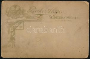 cca 1900 Népviseletes hölgyek, keményhátú fotó Baker Alajos selmecbányai műterméből, 16,5×11 cm