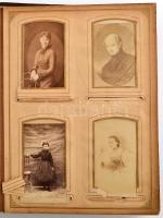 cca 1870-1890 Régi bőrkötéses, fémveretes fotóalbum, széteső állapotban, 54 keményhátú műtermi fotóval, fénynyomattal, különböző méretekben