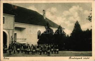 Tokaj, Árvaház park részlete lányokkal