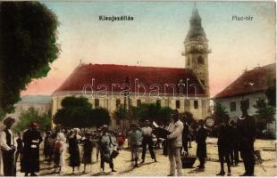 Kisújszállás, Piac tér árusokkal, templom, az előtérben kihirdetés és felolvasás rendőr jelenlétében, fiú órával / Market vendors with reading in front of a policeman, boy with a clock