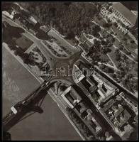 cca 1965 Budapest, légi felvétel az ötágú vörös csillagos Clark Ádám térről és a romos Várbazárról, 22×23 cm