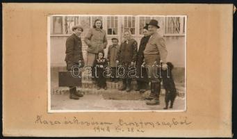 1948 Nagy János nagykátai egykori katona hazaérkezése családjához az orosz fogságból, kartonra ragasztott fotó, feliratozva, 8,5×12 cm