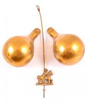 Felesütős falióra bronz súlyokkal, gazdagon díszített. Jó állapotban 65 cm