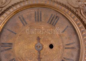 Lenzkirch jelzett bronz falióra. Szétesett szerkezettel, lejáró mutatóval, felhúzó kulccsal d: 40 cm