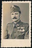 cca 1930 Frontharcos egyenruhában, kitüntetésekkel, fotó, 9×5,5 cm