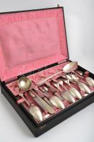 Ezüstözött alpakka készlet, pótolt elemekkel, többfajta jelzéssel, eredeti dobozban, összesen 31 db,...