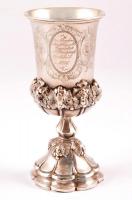 1897 Im hazafias házfelügyelők egyesülete titkárának emlékül. Feliratozott, poncolt ezüst kupa, belül aranyozással 125 g m:16 cm