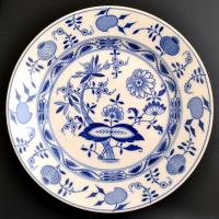 6+1 db Villeroy & Boch kékfestéses tányér, jelzettek, apró kopásokkal, d: 23 cm