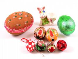 Kis húsvéti tétel: 2 db kézzel festett libatojás, 2 db húsvéti gyöngy, 1 db porcelán nyuszis tojástartó, 2 db papírmasé tojás