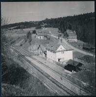 1939 Uzsok, Kárpátalja, vasútállomás, hátoldalon feliratozott fotó, 9×9 cm