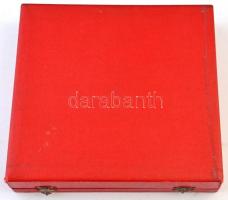 ~1970. "BM Határőrség" jelzett hollóházi porcelán plakett eredeti, kissé sérült dísztokban...