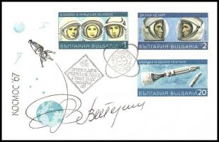 Valentyina Tyereskova (1937- ) szovjet űrhajós aláírása emlékborítékon /  Signature of Valentina Tereshkova (1937- ) Soviet astronaut on envelope