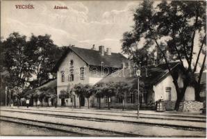 Vecsés, Vasútállomás, gázlámpák a vágányok között. Herbacsek H. és fia kiadása / Bahnhof / railway station