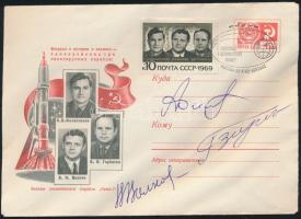 Anatolij Filipcsenko (1928- ), Viktor Gorbatko (1934-2017) és Alekszandr Volkov (1948- ) szovjet űrhajósok aláírásai emlékborítékon  Signatures of Anatoliy Filipchenko (1928- ), Viktor Gorbatko (1934-2017) and Aleksandr Volkov (1948- ) Soviet astronauts on envelope