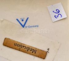 Goebel/Hummel postás lány, kézzel festett kerámia, jelzett, apró kopás nyomokkal, m:13,5 cm