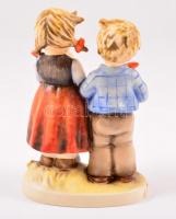 Goebel/Hummel zenélő kisfiú és kislány, kézzel festett kerámia, jelzett, apró kopás nyomokkal, m:13 ...