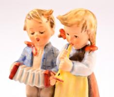 Goebel/Hummel zenélő kisfiú és kislány, kézzel festett kerámia, jelzett, apró kopás nyomokkal, m:13 ...