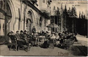 1908 Ótátrafüred, Altschmecks, Stary Smokovec (Tátra, Tatry); ejtőzés télen a Nagy szálloda teraszán. Feitzinger Ede 1014. / Vor de, Grandhotel im Winter / sitting in front of the Grand Hotel, terrace in winter