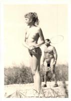 Meztelenül tollaslabdázó hölgy és férfi a tóparton / Erotic nude lady and man playing badminton on the lakeshore. Modern Adox Foto