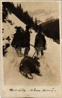 Tátra, Magas-Tátra, Vysoké Tatry; A medvét hazavonszolják télen / Medveda domov vlecú / Heimschleppung des Bären. Tursitik u. Alpinismus No. 380-1930. / dragging of the bear. winter (apró lyukak / tiny pinholes)