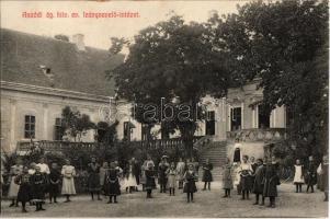 1909 Aszód, Ágostai hitvallású evangélikus leánynevelő intézet udvara a növendékekkel