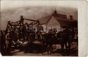 1909 Balatonszemes, virágkarnevál júniusban, virágokkal feldíszített lovaskocsi. photo (EM)