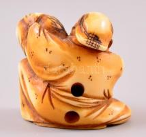 XX. század eleje necuke, faragott elefántcsont figura, jelzés nélkül, m: 3 cm