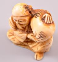XX. század eleje necuke, faragott elefántcsont figura, jelzés nélkül, m: 3 cm