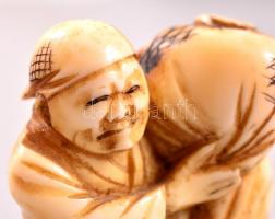 XX. század eleje necuke, faragott elefántcsont figura, jelzés nélkül, m: 3 cm