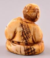 XX. század eleje necuke, faragott elefántcsont figura, jelzés nélkül, m: 3,5 cm