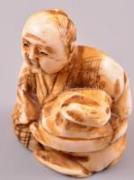 XX. század eleje necuke, faragott elefántcsont figura, jelzés nélkül, m: 3,5 cm