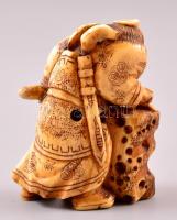 XX. század eleje harcos necuke, faragott elefántcsont figura, jelzés nélkül, m: 5 cm