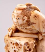 XX. század eleje harcos necuke, faragott elefántcsont figura, jelzés nélkül, m: 5 cm