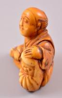 XX. század eleje necuke, faragott elefántcsont figura, jelzés nélkül, m: 3 cm
