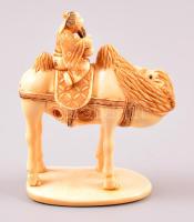 XX. század eleje necuke, faragott elefántcsont figura, jelzett, m: 4,5 cm