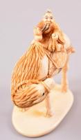 XX. század eleje necuke, faragott elefántcsont figura, jelzett, m: 4,5 cm