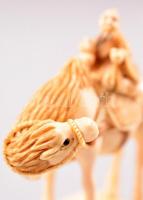 XX. század eleje necuke, faragott elefántcsont figura, jelzett, m: 4,5 cm