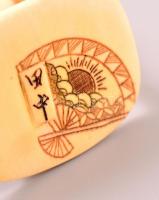 XX. század eleje necuke, faragott elefántcsont figura, jelzett, m: 4,5 cm