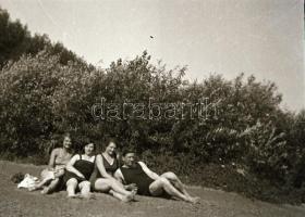 cca 1940 Egy hajókirándulás? képei, számos fotónegatív papírtokban, érdekes anyag