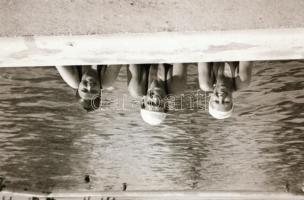 cca 1940 Egy hajókirándulás? képei, számos fotónegatív papírtokban, érdekes anyag