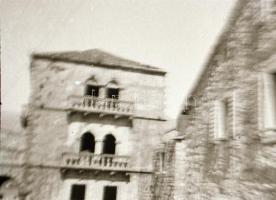 cca 1940 Egy hajókirándulás? képei, számos fotónegatív papírtokban, érdekes anyag