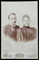 1895 Kunz József (1872-1923) mérnök és Kunz Jenny (?-?) keményhátú fotója. Dr. Kuncz Jenő (1844-1926) ügyvéd, jogfilozófus, szociológus, közgazdász fia. Bp., Goszleth István műterméből, a hátoldalán feliratozva, 20x10 cm